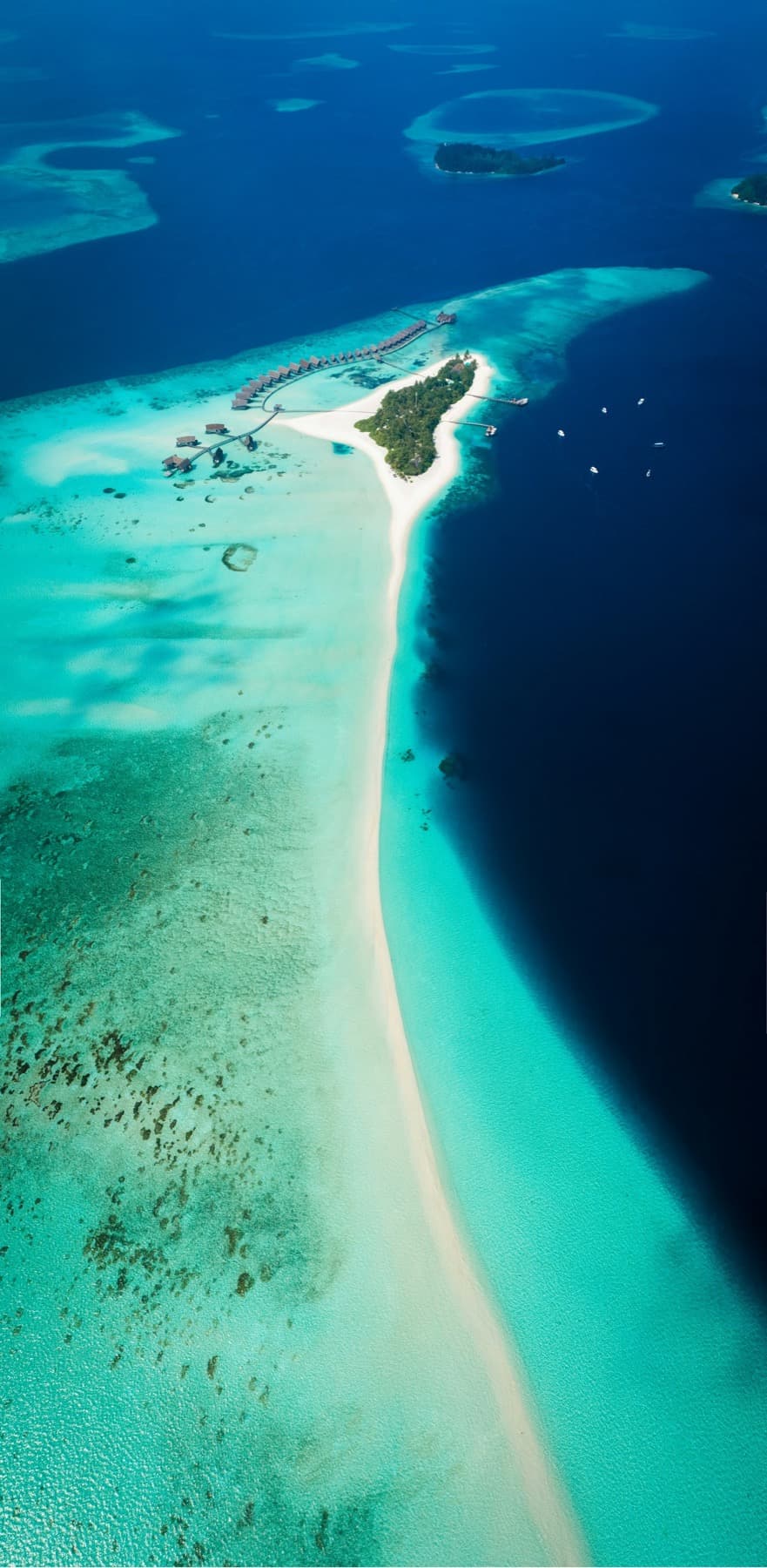 Ilha tropical cercada por mar azul