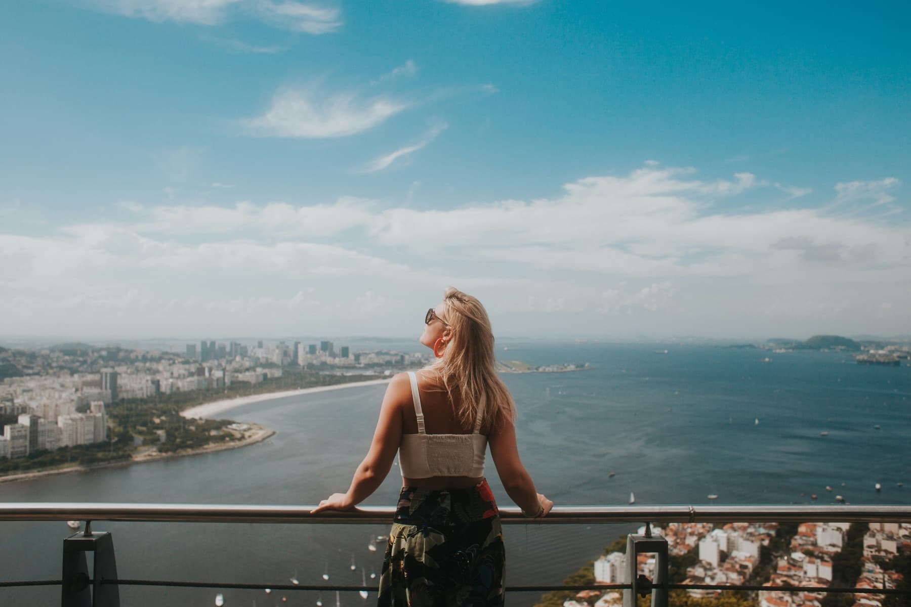 Viajante contemplando uma paisagem no Rio de Janeiro